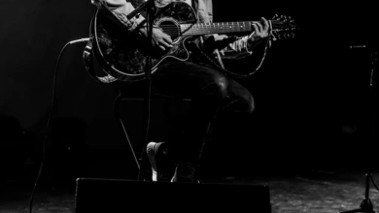 Video  Incident në skenë  këngëtarit të njohur i ndodh e papritura  Ishte e dhimbshme