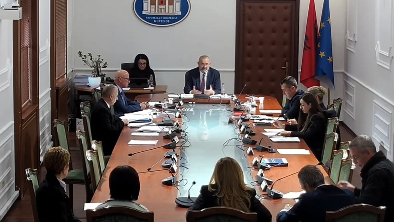  Nuk kërkojmë lekë   Manja batuta me KMSHC në nga Komisioni i Ligjeve  Më në fund një lajm i mirë  nuk mund të shkonte 