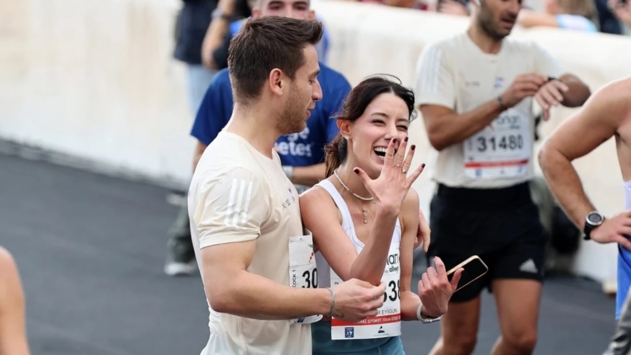 E rrallë   Vajza turke  merr propozimin për martesë në finishin e garës  në Maratonën e Athinës