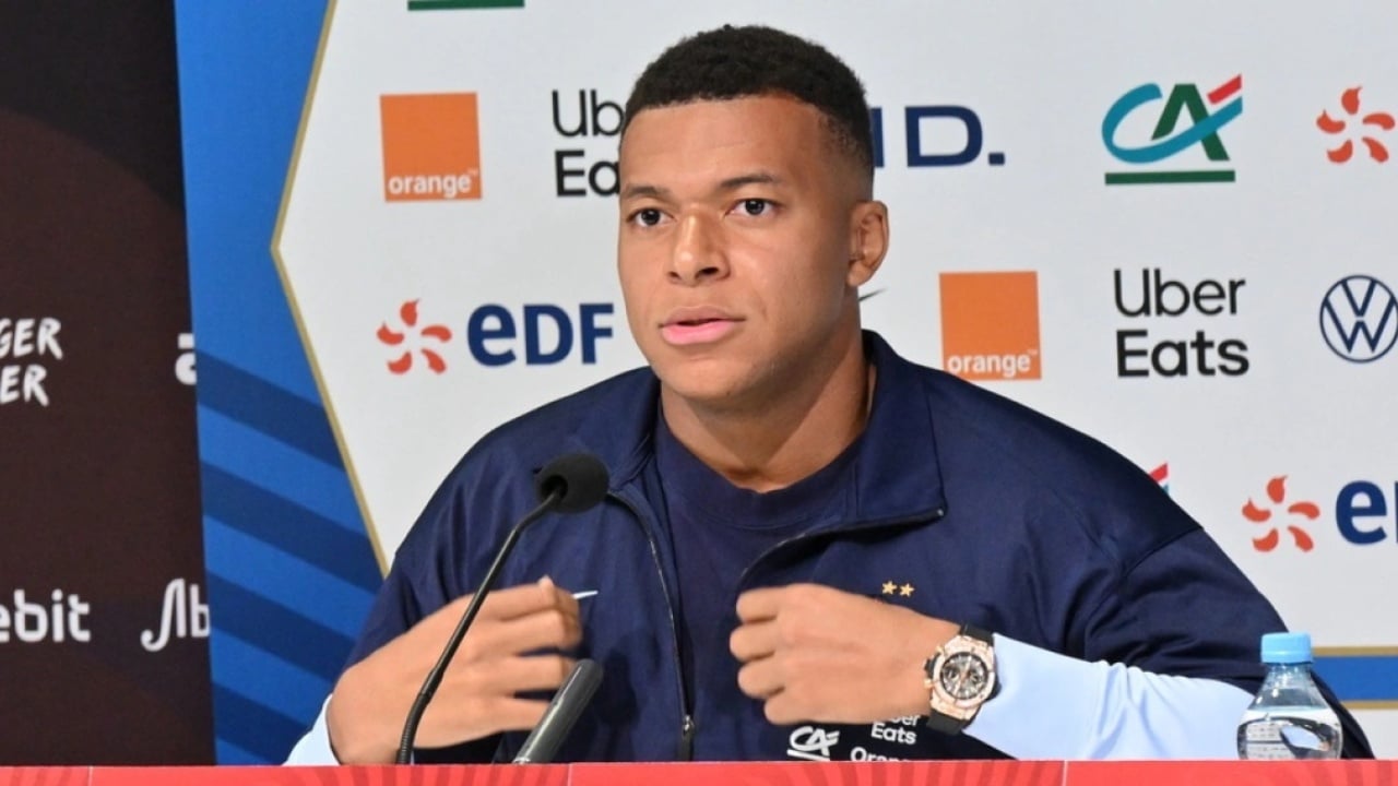 Mbappe kujton viktimat e sulmeve të 13 nëntorit 2015  Ka gjëra që vlejnë më tepër se futbolli 