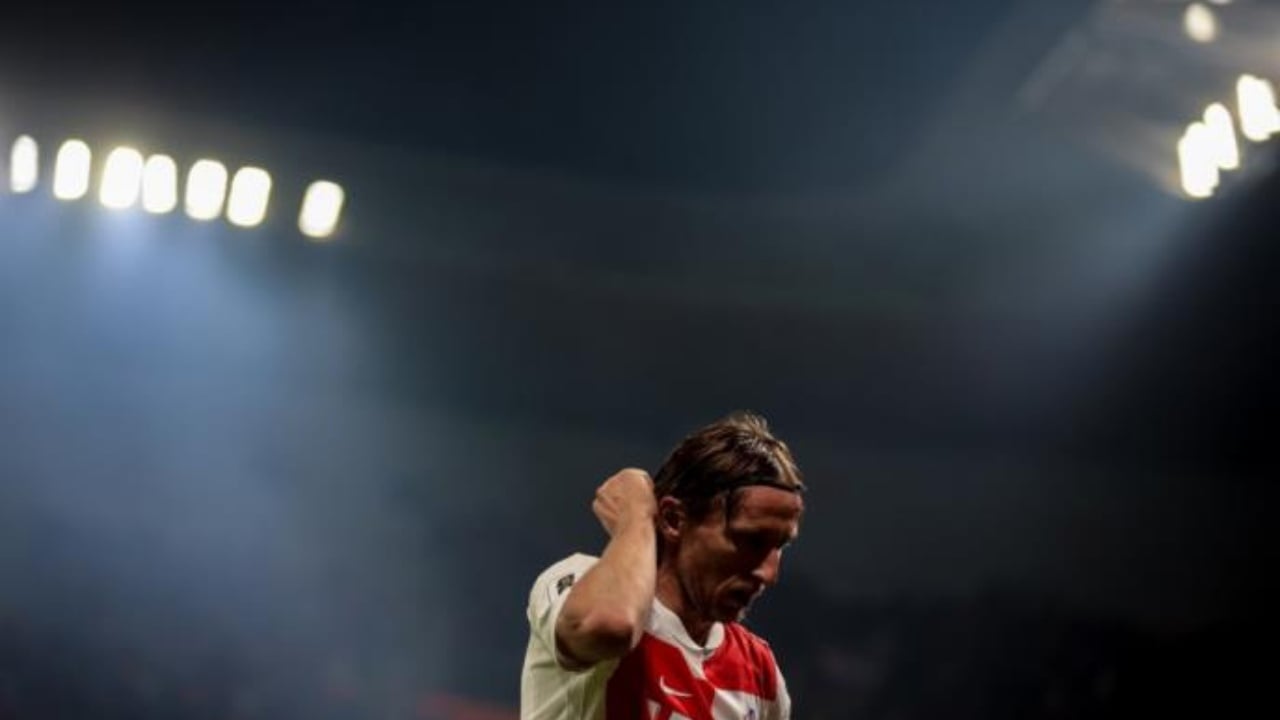 luka-modric-befason-edhe-jashte-fushe-i-bashkohet-ekipit-kombetare-me-nje-udhetim-prej-vetem-20-eurosh