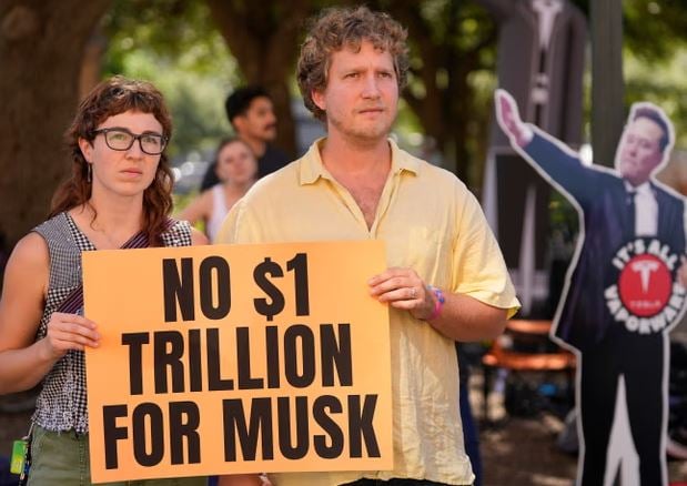 aksionaret-e-tesles-besnike-ndaj-elon-musk-pavaresisht-polemikave-me-donald-trump-pse-investitoret-jane-te-lumtur-t-i-paguajne-atij-1-trilion-dollare