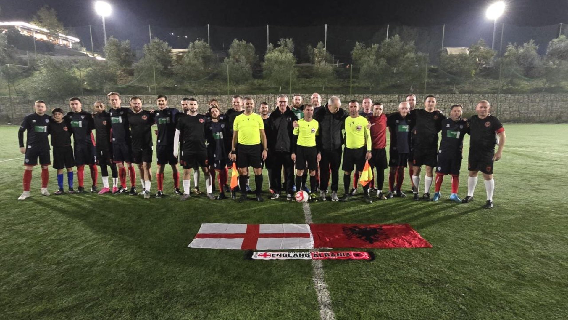 Shqipëria e mund Anglinë por në sfidën mes tifozëve