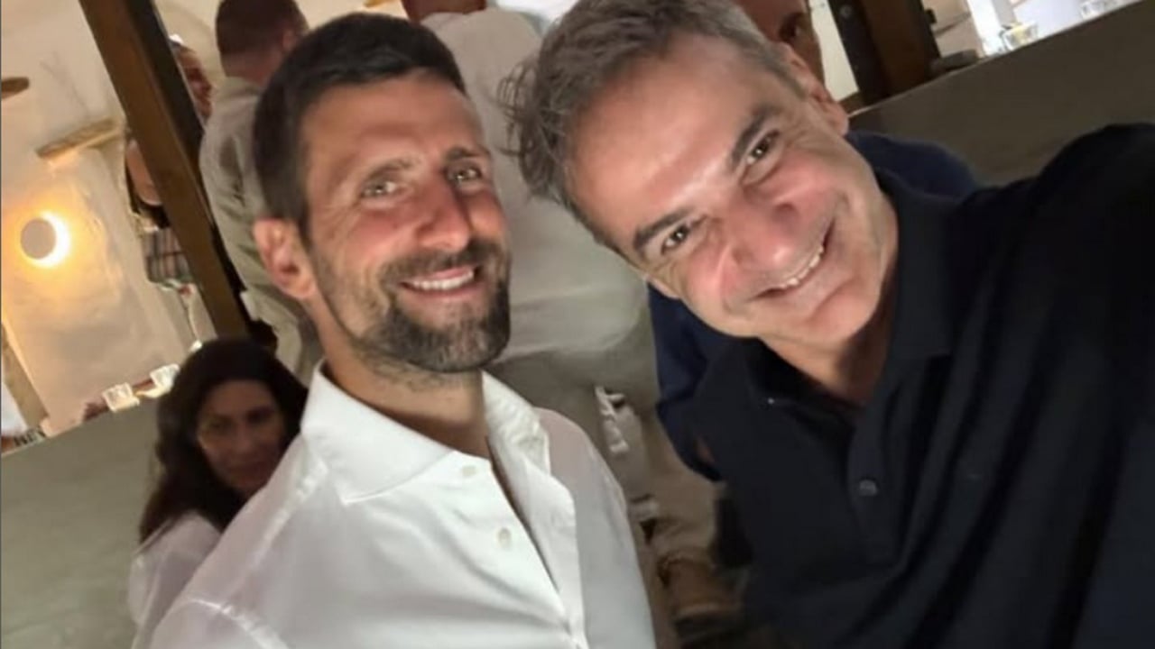 Kryeministri Mitsotakis  i çmendur  pas Djokoviç  pasi e ftoi të jetojë në Greqi  shijon nga tribuna turneun që serbi i  dhuroi  Athinës