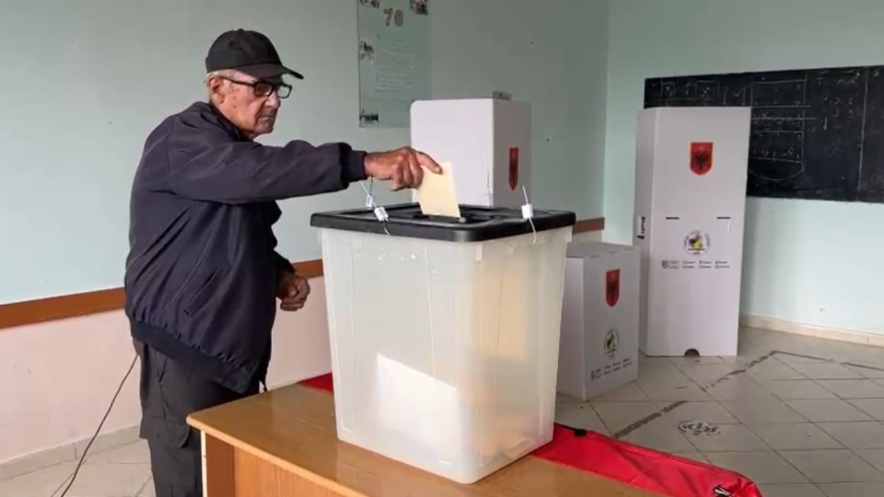 pjesemarrje-e-ulet-ne-novosele-te-vlores-te-moshuarit-hasen-me-probleme-ne-njohjen-e-shenjave-te-gishtave