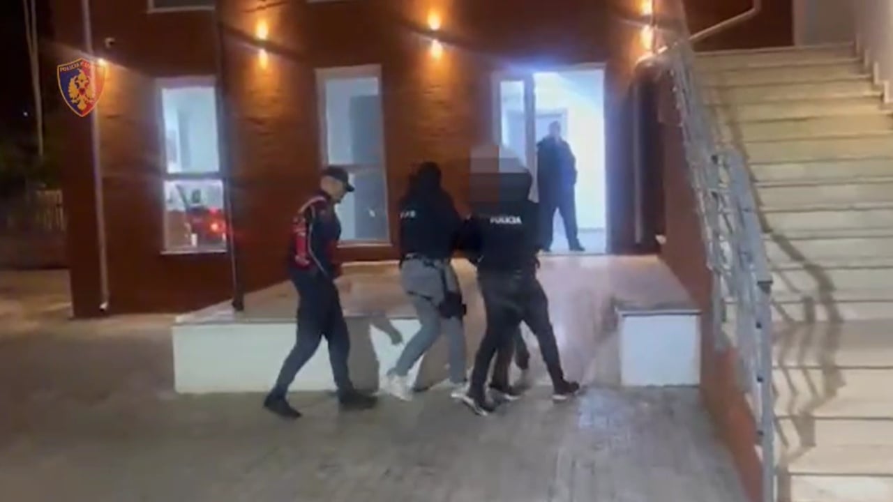 pershtati-lokalin-per-shitje-dhe-perdorimin-e-lendeve-narkotike-pranga-41-vjecarit-ne-dimal-i-gjenden-arme-dhe-fisheke-luftarake