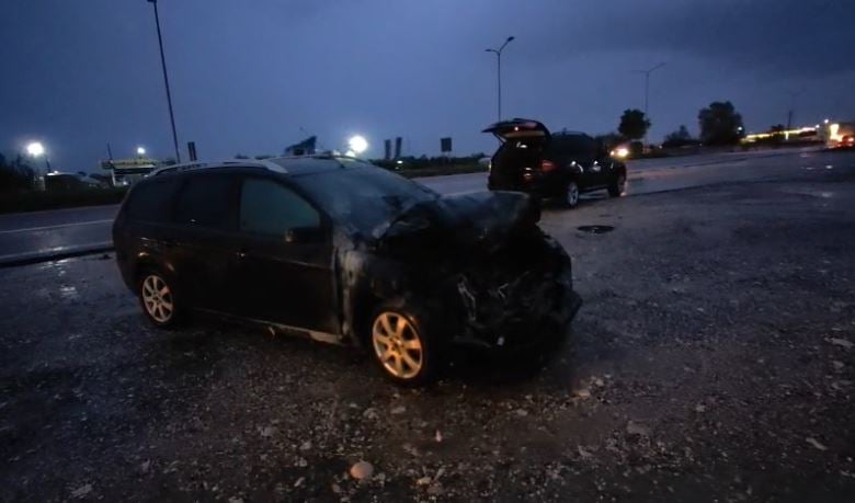 Tjetër aksident në vend  Përplasen dy makina në aksin Lushnjë Rrogozhinë   Ford  i shpërthen në flakë