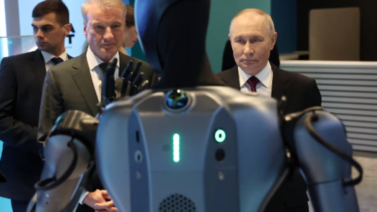 VIDEO  Roboti kërcen përpara Putinit  Emri im është Green dhe jam roboti i parë humanoid