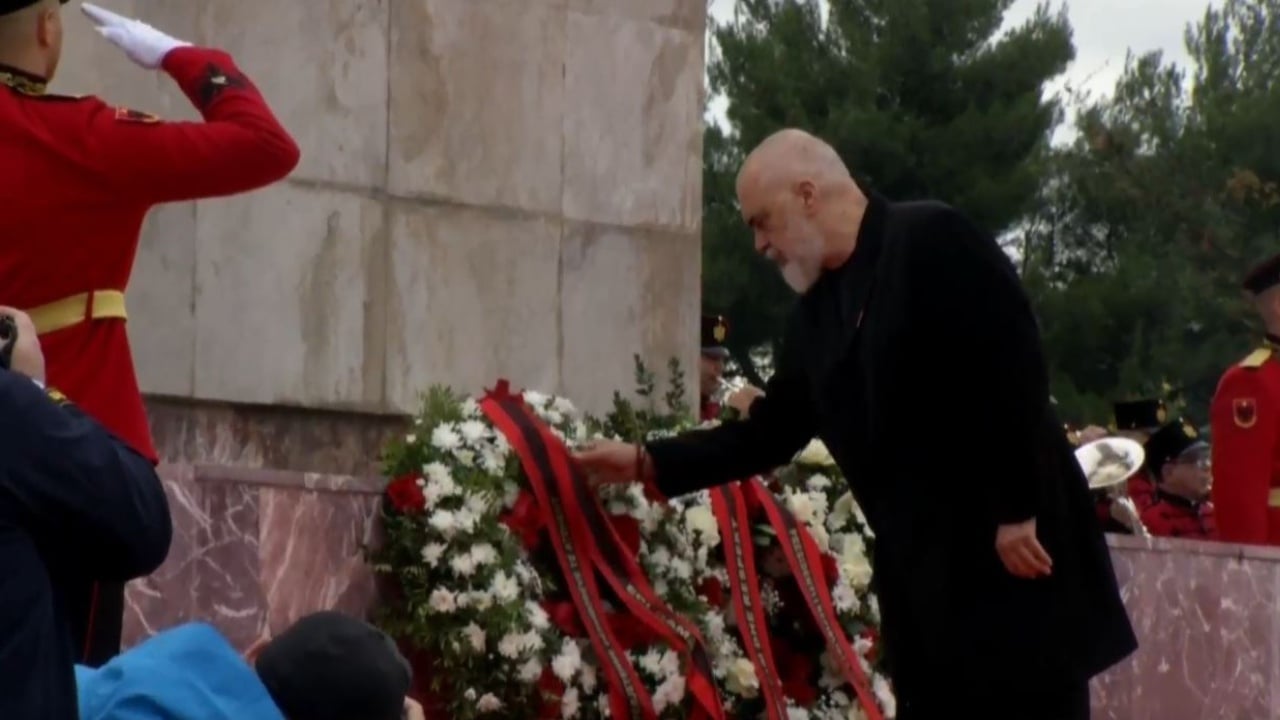 lavdi-deshmoreve-te-atdheut-rama-homazhe-ne-nder-te-tyre-te-pranishem-begaj-dhe-ministra