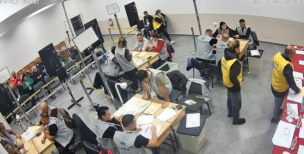 Nis numërimi i votave në njërën prej VNV në Berat