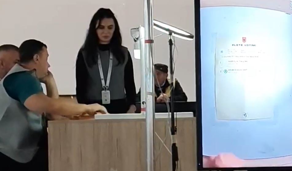 Numërohet kutia e parë në Tepelenë  199 vota për kandidatin e PS  6 për kandidatin e pavarur