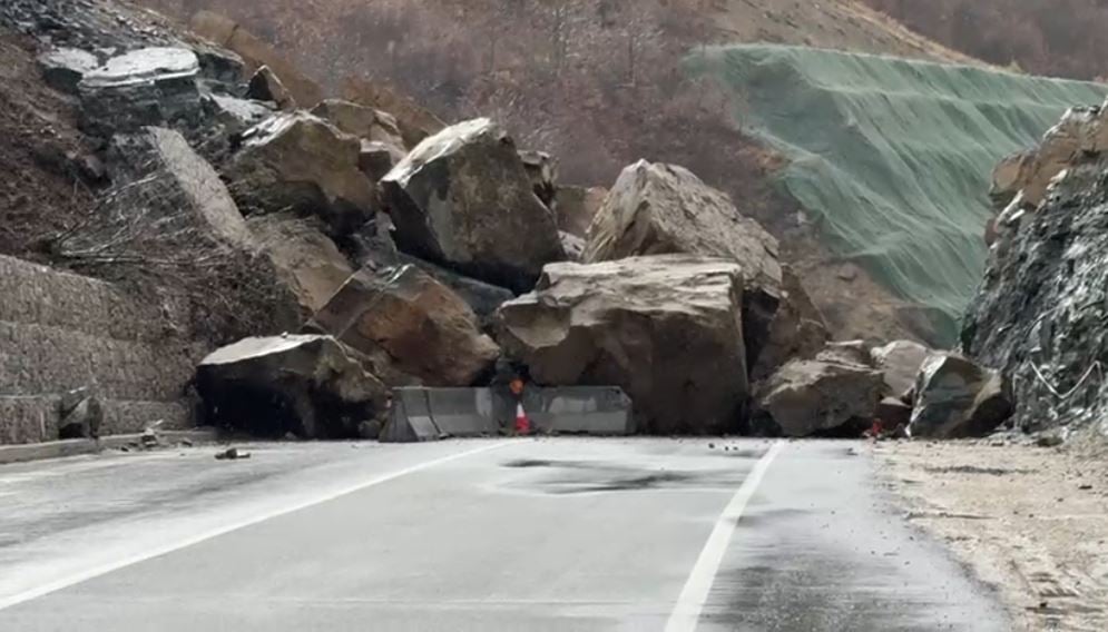 Rrëshqitja masive e shkëmbinjve bllokon aksin Qukës Qafë Pllocë  vendoset baypass provizor për kalimin e mjeteve