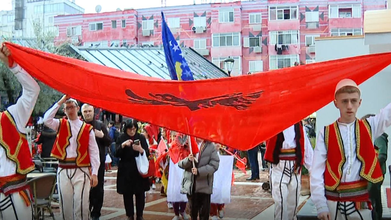 Atmosfera e festës në Tiranë  Kryeqyteti e kalon në qetësi festën simbolike të flamurit