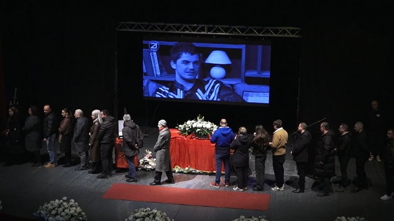 zoti-e-shperblefte-me-parajse-shpat-kasapi-percillet-per-ne-banesen-e-fundit-me-duartrokitje