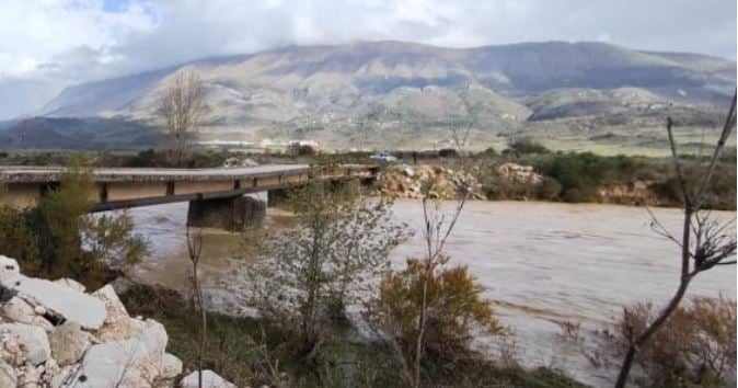 Ura e Glinës shembet nga reshjet  pesë fshatra në Dropull mbeten të izoluara