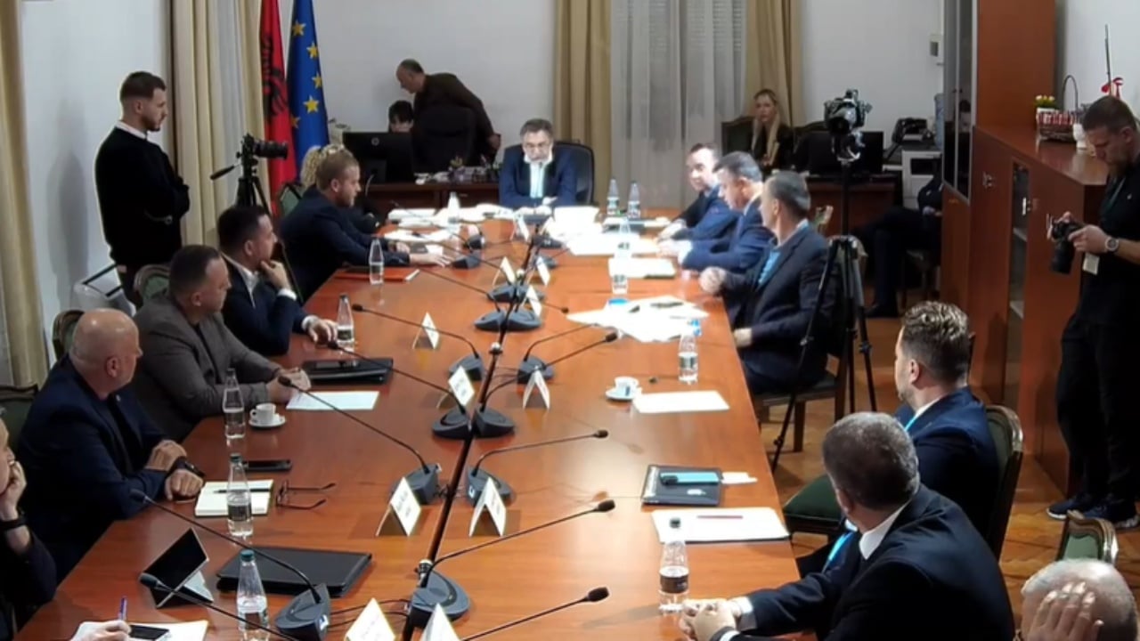 Debat te  Siguria   Noka hedh akuza për portin e Durrësit  Çuçi  Mos fol pa fakte  dil në konferencë dhe thuaj çfarë të duash