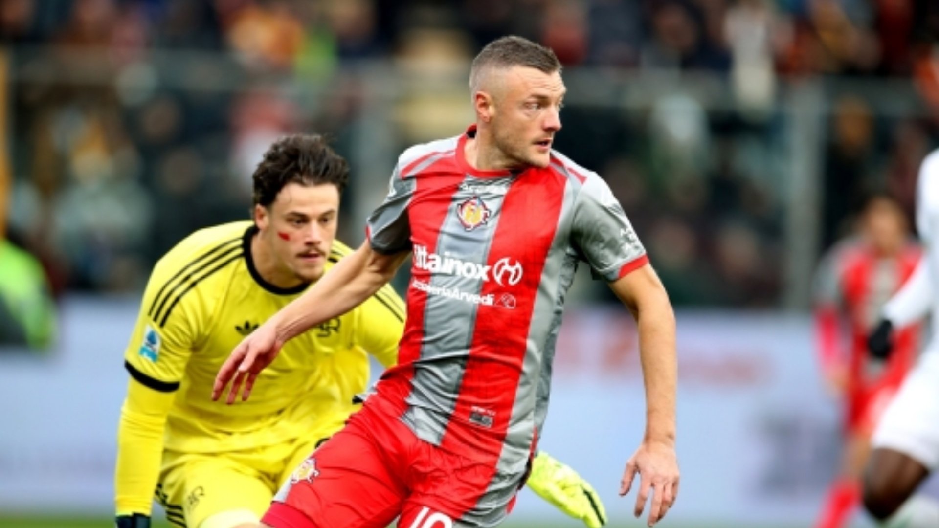 Jamie Vardy në fushën e lojës grabitësit i hyjnë në shtëpi për ta vjedhur