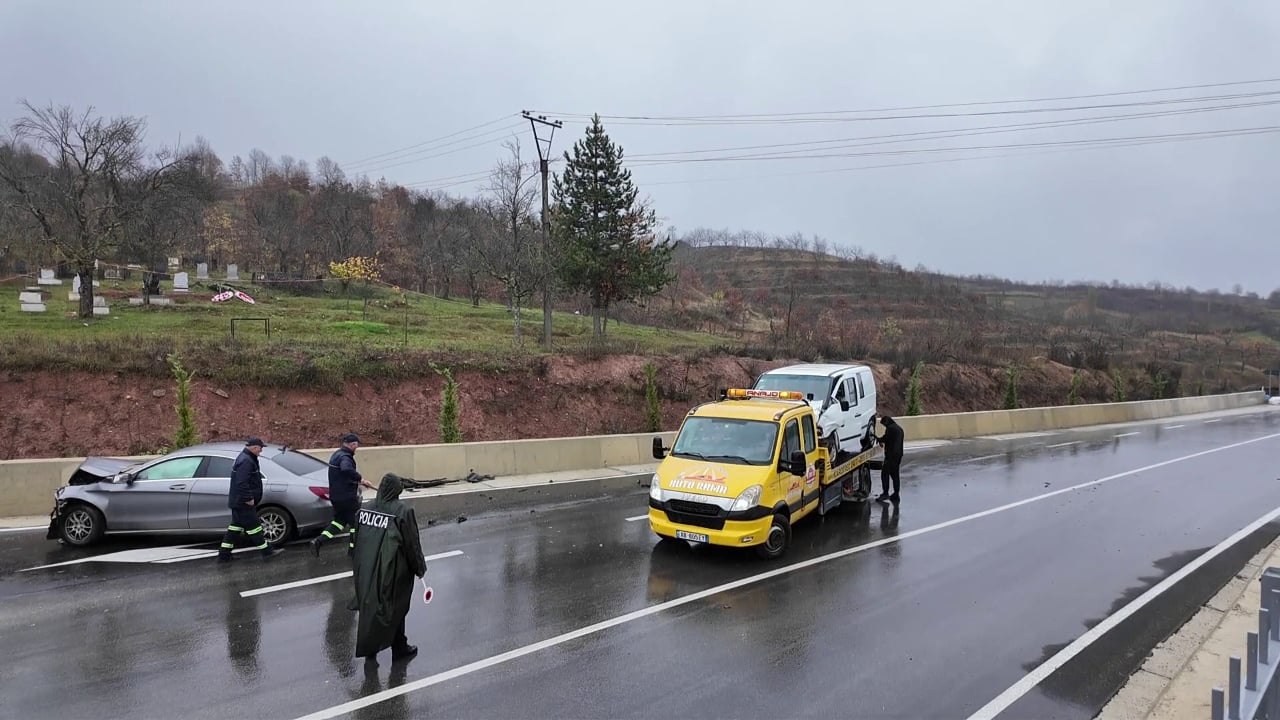 aksident-ne-aksin-rrugor-maqellar-peshkopi-dy-automjete-perplasen-koke-me-koke-pese-persona-perfundojne-ne-spital