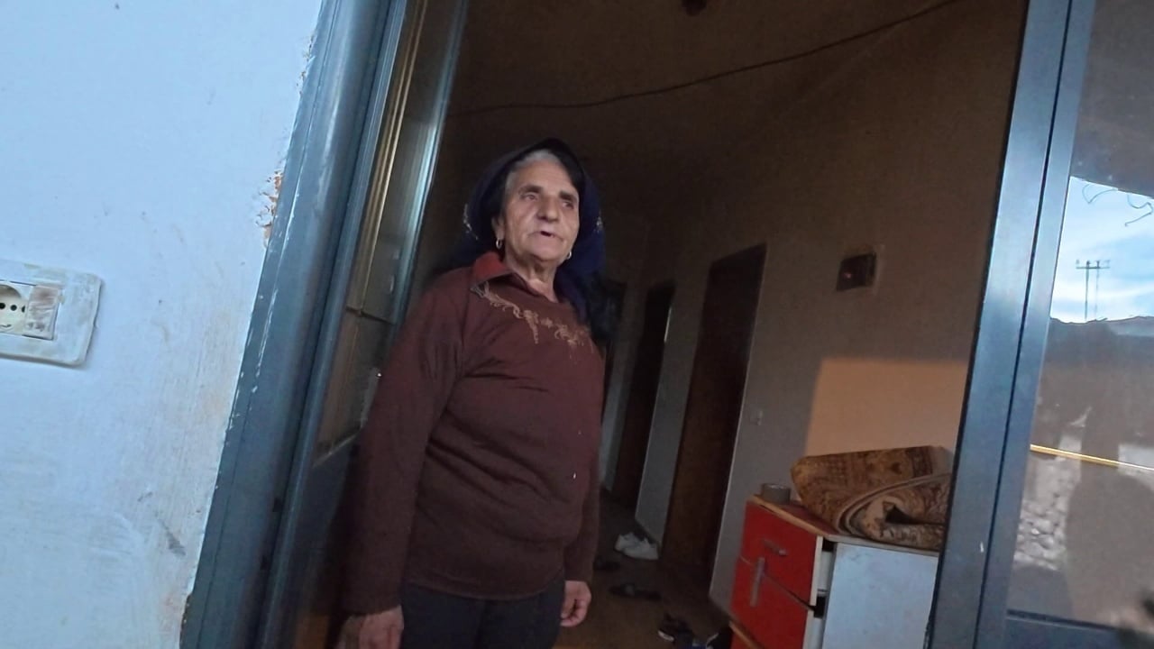 U helmuan e grabitën nga dhëndri në Librazhd  e moshuara flet për Top Channel  Sa mora pensionin  më tha pije këtë 