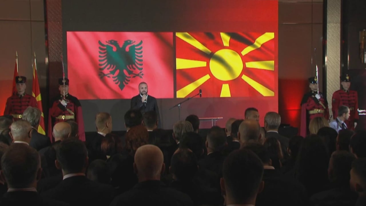 shkupi-feston-kuqezi-pritja-e-ambasades-shqiptare-ne-rmv-mbledh-mbi-1100-te-ftuar-per-festat-e-nentorit