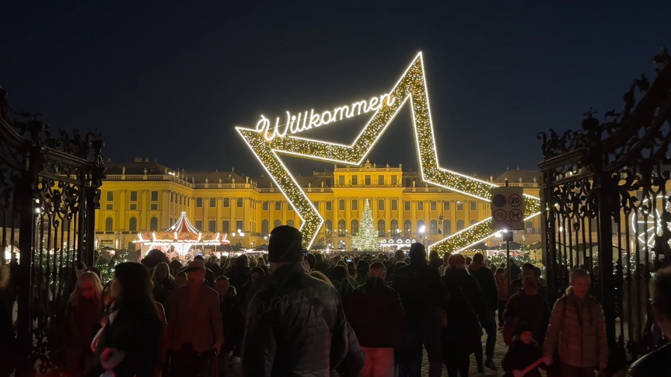 Video  Imazhe përrallore nga Vjena  tregu i parë i Krishtlindjeve në Evropë hapet për vitin 2025