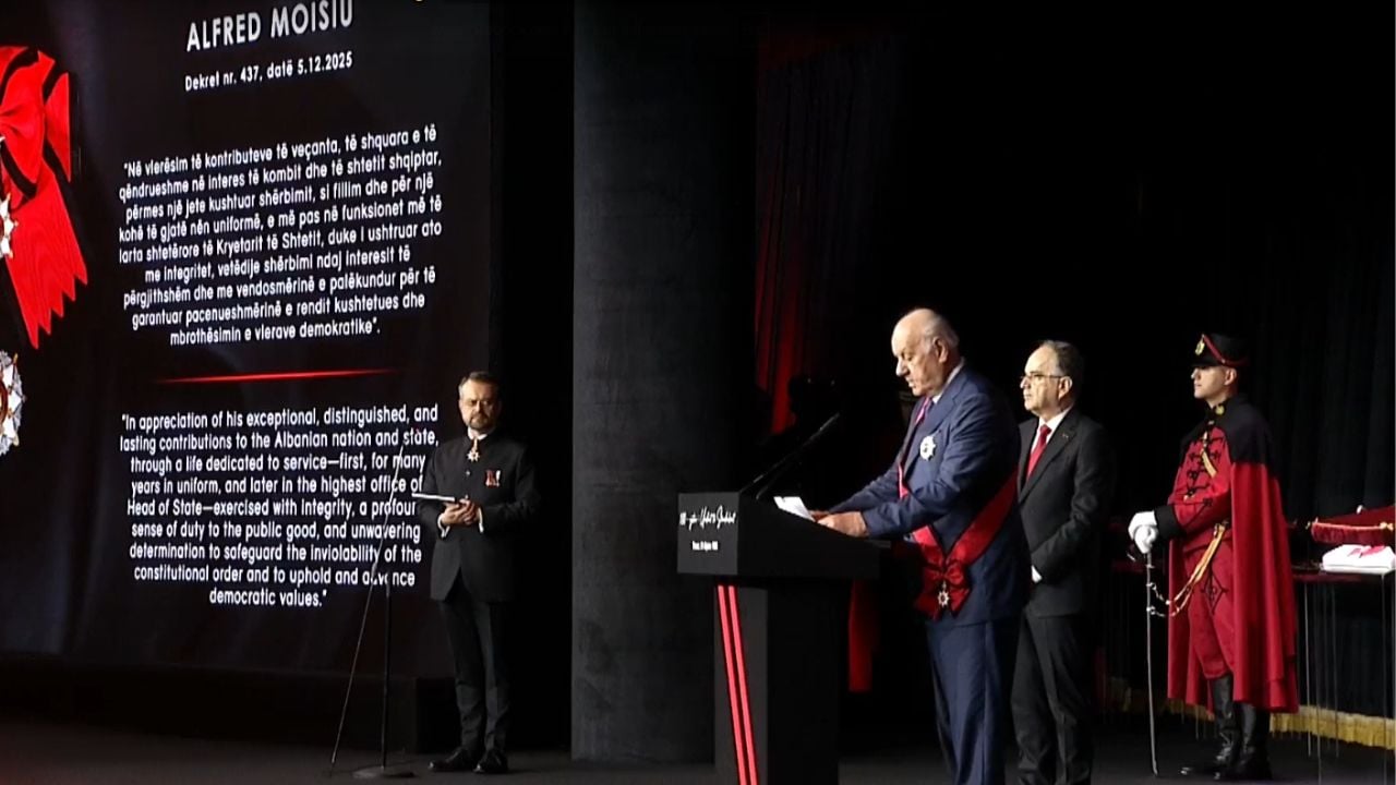 Ish presidenti Moisiu nderohet me  Yllin e Madh  të Urdhrit Suprem të Shqiponjës  Begaj nderon figura të shquara  mes tyre dhe Igli Taren