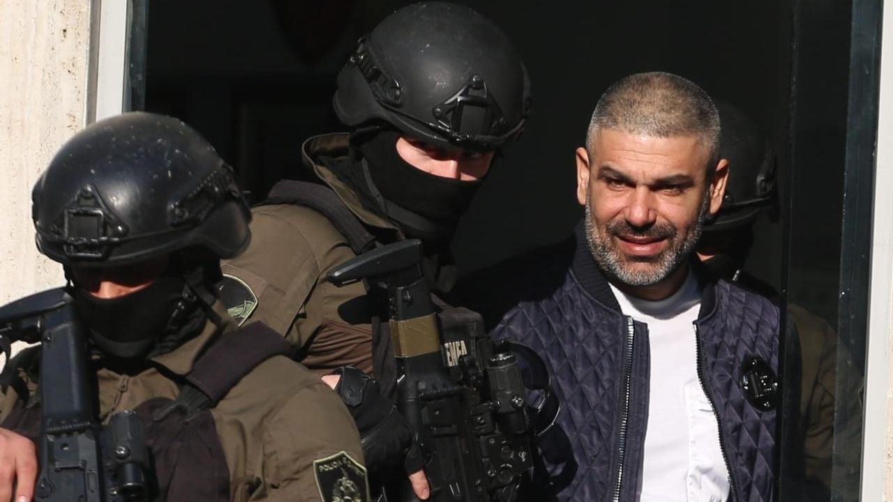 dhunohet-ne-burgun-e-recit-sokol-sanxhaktari-ofendoi-gardianet-dhe-safet-bajrin