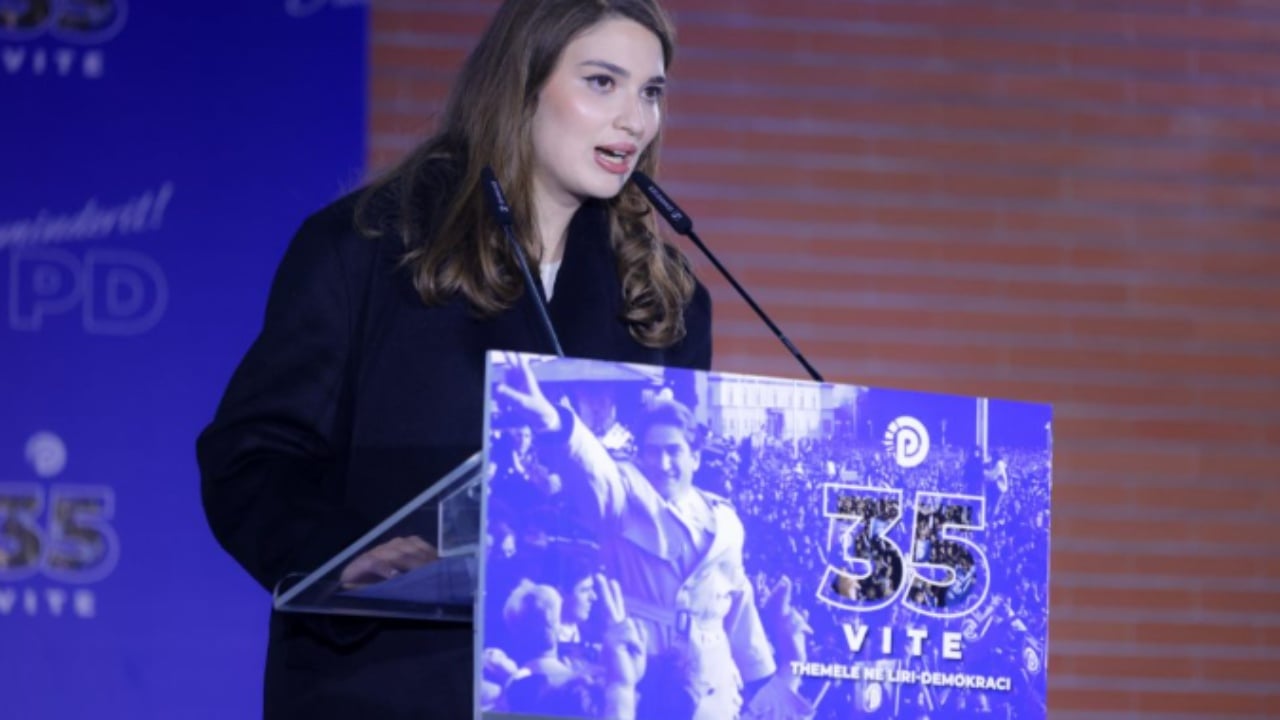 35-vjetori-i-themelimit-te-pd-vajza-e-ish-presidentit-nishani-jemi-brezi-qe-ka-fluturuar-drejt-europes-pa-viza