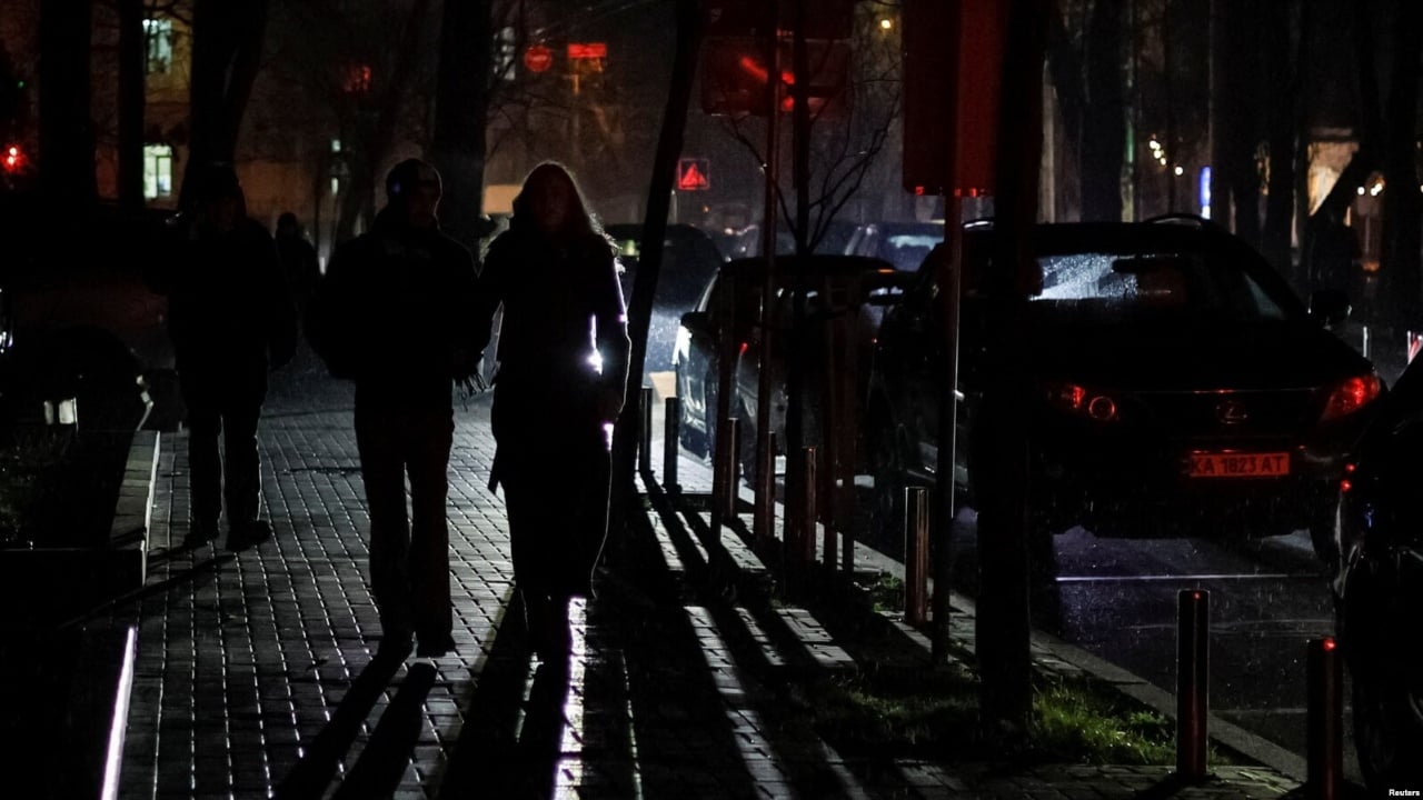 gjysma-e-kievit-ne-terr-pas-sulmeve-ruse-ukraina-ndermerr-hapa-per-kursimin-e-rrymes