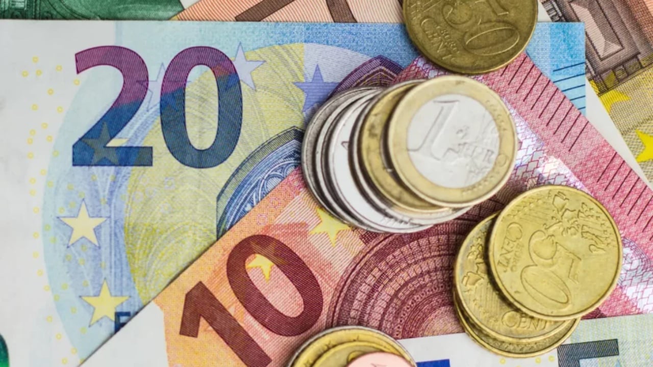 Niveli më i ulët historik i euros  këmbehet për 96 57 lekë  Fundviti pritet ta dobësojë edhe më tej monedhën e BE