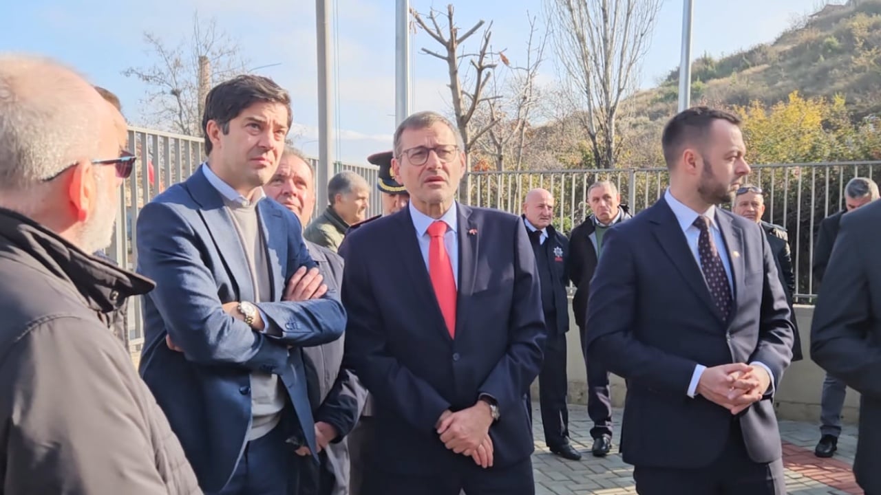 Kryetari i grupit Poloni Shqipëri  Romoviç  BE është garanci  ju mbështesim