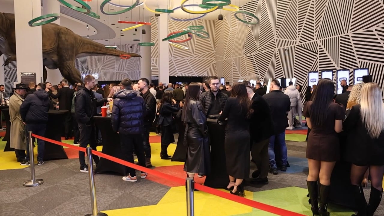  Djelmoshat e Rrezikshëm  premierë në Prishtinë  shfaqja ka thyer të gjithë rekordet