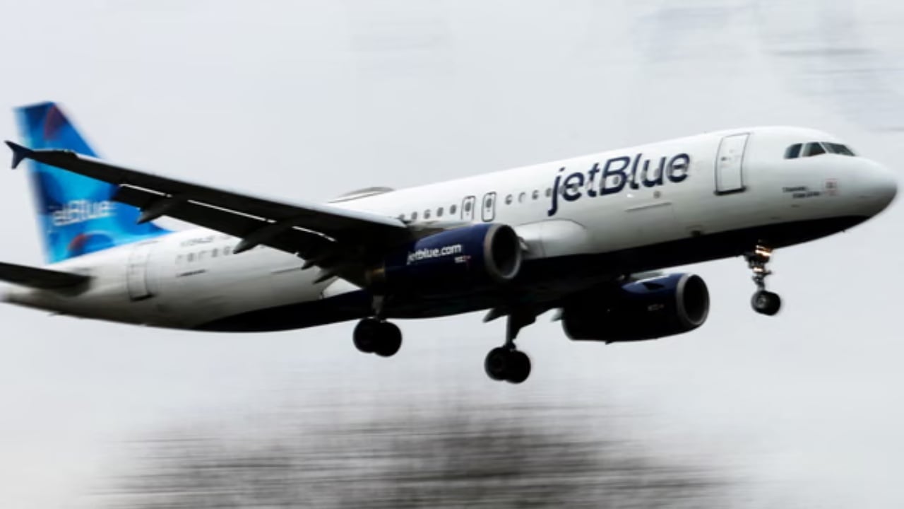 Incident i rrezikshëm në ajër  avioni i JetBlue shmang përplasjen me cisternën e Forcave Ajrore Amerikane