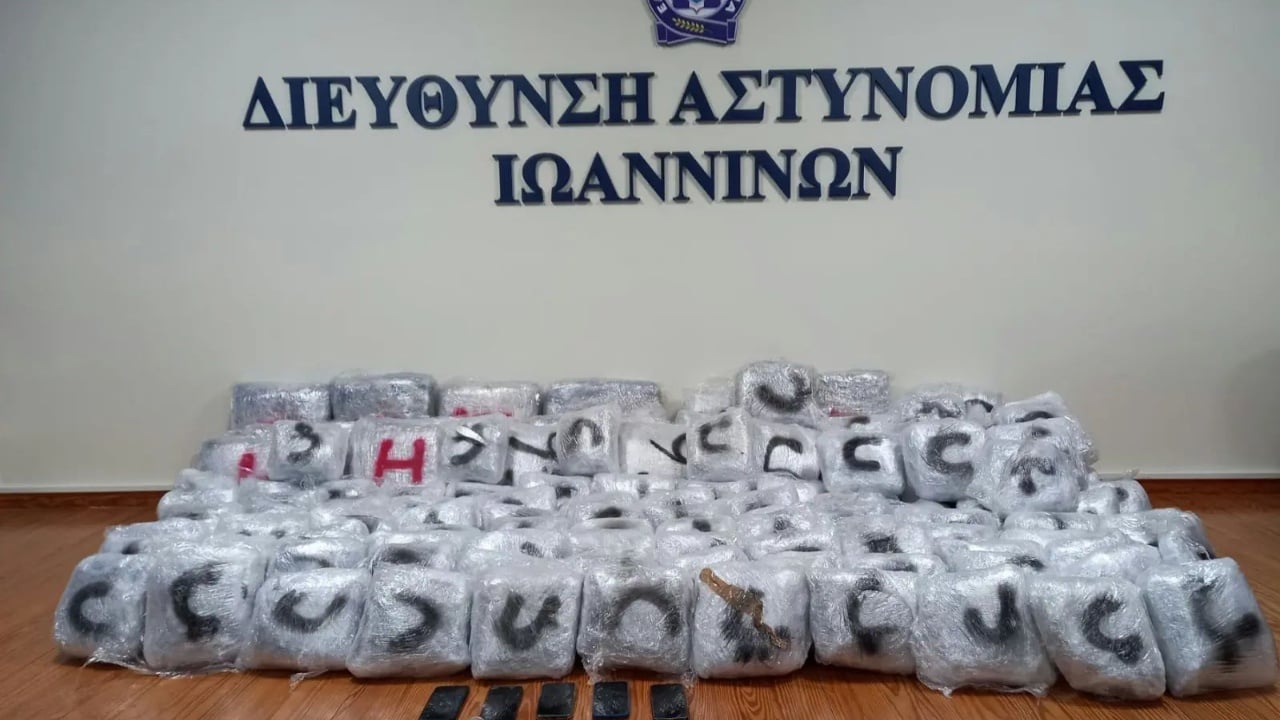 kapen-215-kg-marijuane-ne-janine-shqiptarja-perplaset-me-policine-u-demton-automjetet