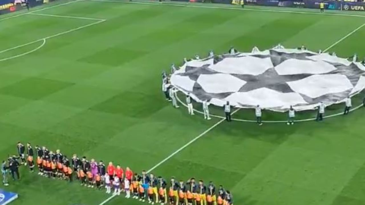 Video  Gafa epike në ndeshjen e Champions League  në stadium vendoset himni i Europa League