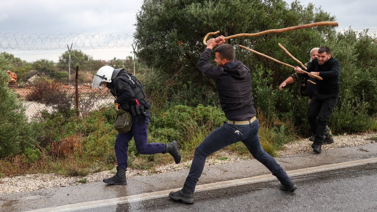 Përshkallëzim i dhunshëm në Greqi  Fermerët përmbysin makinën e policisë  depërtojnë në pistën e aeroportit në Kretë