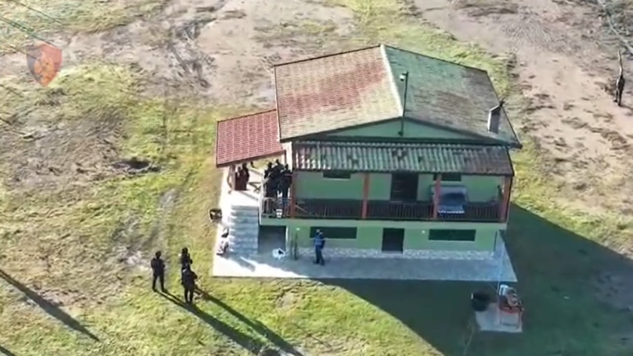 Video  Aksioni në Fushë Kuqe  policia rrethon vilën  Kush janë dy të arrestuarit të përfshirë në vrasjen e Indrit Dokles në 2022