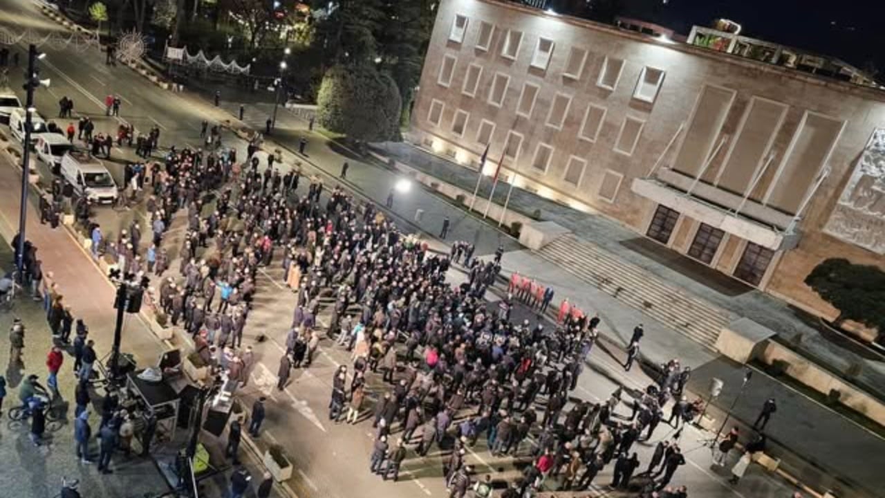 Protesta e PD së përpara Kryeministrisë  Balla e ironizon  Sot më pak krushq që kanë konsumuar alkool në ndonjë dasmë  shpallën armiq aleatët amerikanë