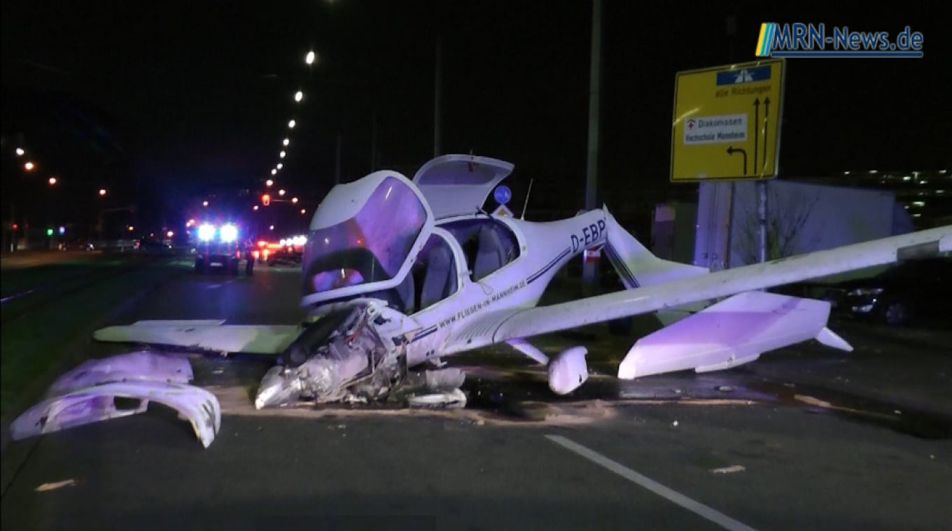 Video  Avioni me një motor bën ulje emergjente dhe rrëzohet në mes të një rruge në Gjermani