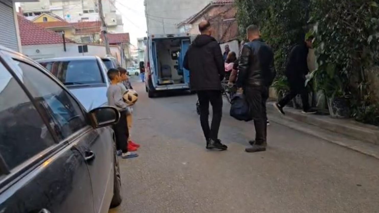 nuk-ishte-pare-prej-dy-ditesh-gjendet-i-pajete-brenda-baneses-se-tij-65-vjecari-u-desh-nderhyrja-e-policise-dhe-zjarrfikesve