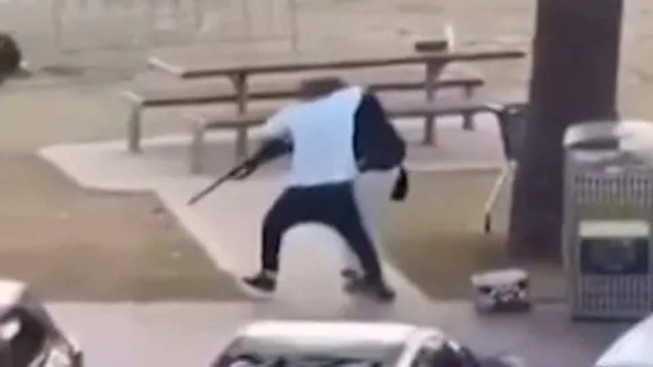 I rrëmbeu armën autorit  Miliarderi dhuron 65 mijë dollarë për heroin e Bondi Beach