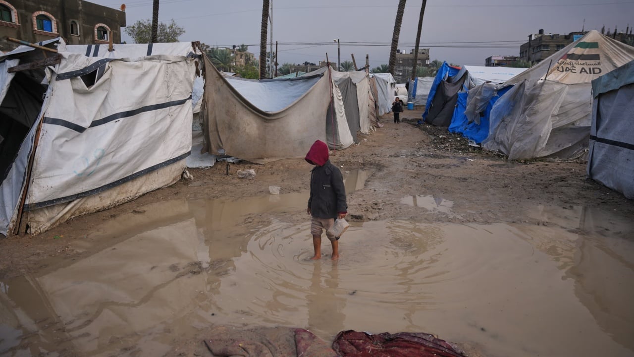 tenda-te-permbytura-nga-moti-i-keq-ne-gaza-banoret-e-pastrehe-zhvendosen-ne-rrenojat-e-ndertesave-te-bombarduara