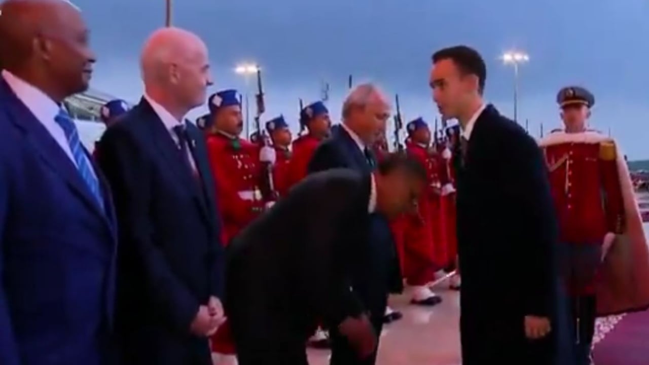 video-e-paimagjinueshme-ne-marok-princi-i-kurores-shperfill-autoritetet-e-qe-i-gjunjezohen-dhe-i-puthin-doren-infantino-mbetet-gojehapur