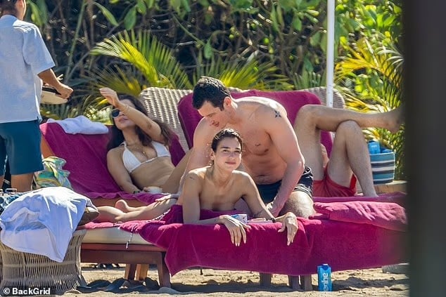 Dua Lipa ndez rrjetin  shfaqet me bikini me të fejuarin e saj në një plazh në Meksikë
