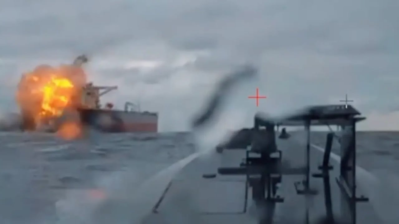 Video  Pjesë e  Flotës Fantazmë  të Rusisë  goditet anija cisternë e naftës në Detin e Zi  dronët ujorë ukrainas shkaktojnë dëme të rënda