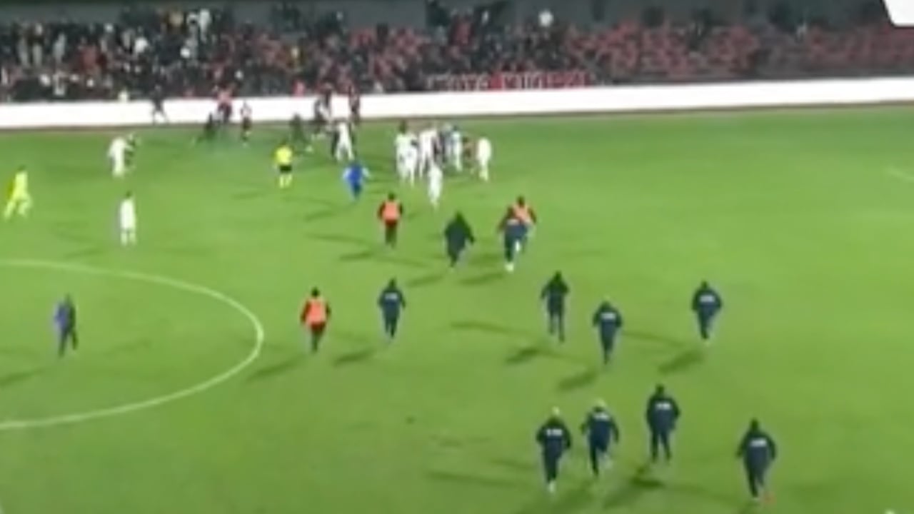 Skandal në Vlorë  tifozët futen në fushë dhe dhunojnë futbollistët e Teutës  ndërpritet sfida