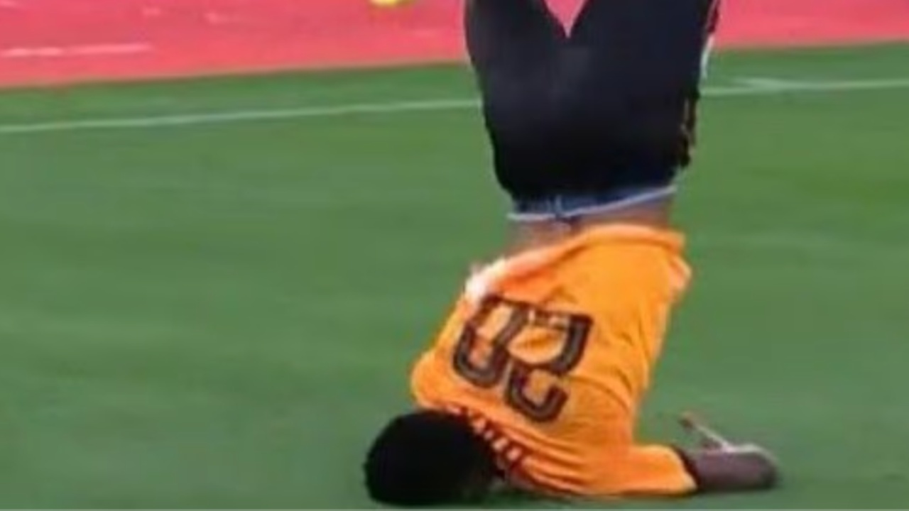 Ylli i Leicesterit shmang një dëmtim serioz  festimi i tij akrobatik përfundon me një rrëzim me qafën e spërdredhur 