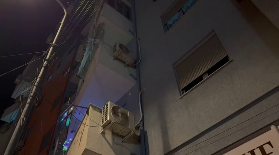 Bie nga kati i tretë i pallatit e moshuara në Korçë  mbetet mes murit dhe kondicionerit