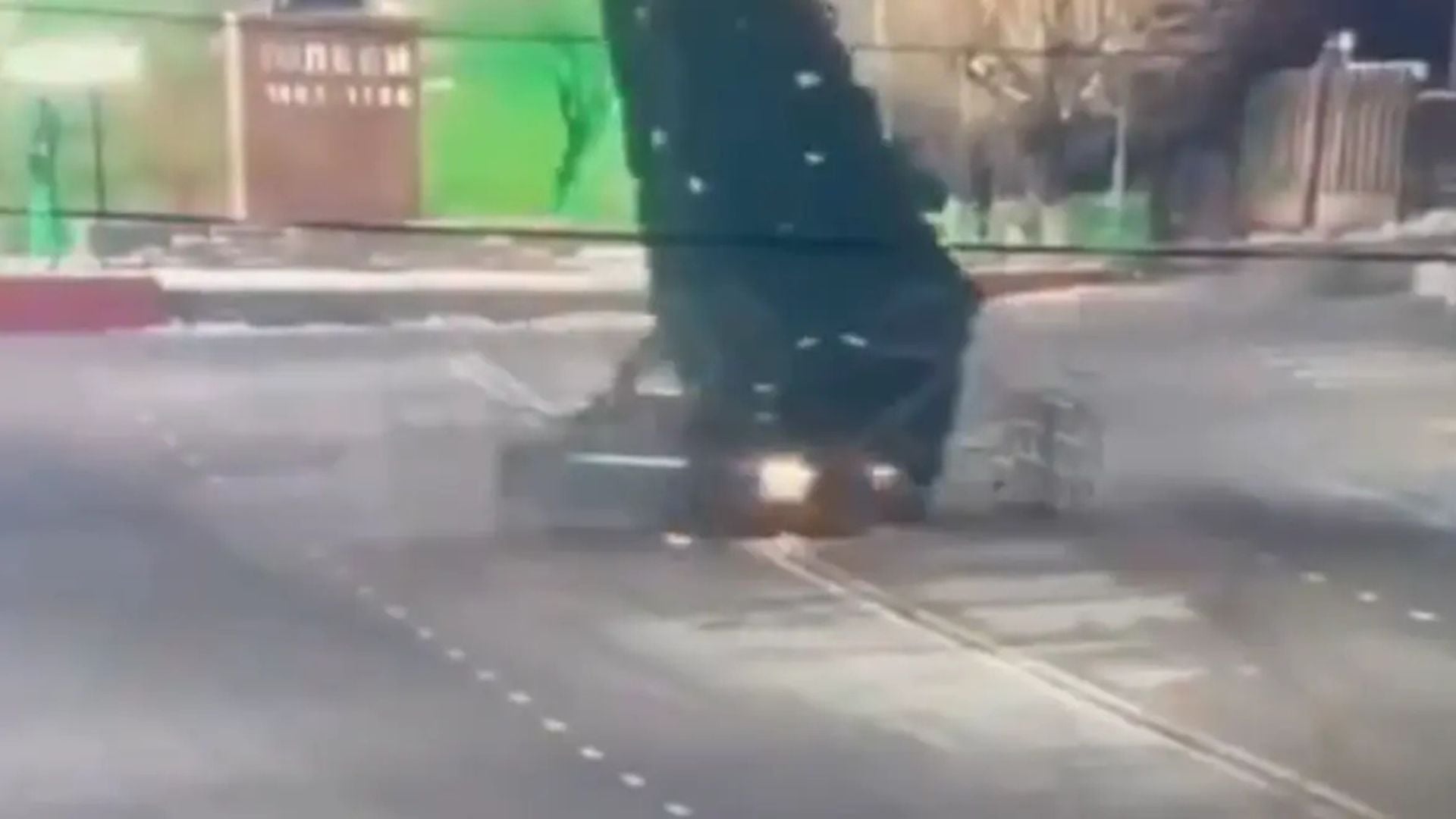 video-skena-filmash-ne-kazakistan-shoferi-humb-kontrollin-e-mjetit-teksa-bente-spektakel-ne-mes-te-sheshit-rrezon-pemen-e-krishtlindjes-12-metra-te-larte