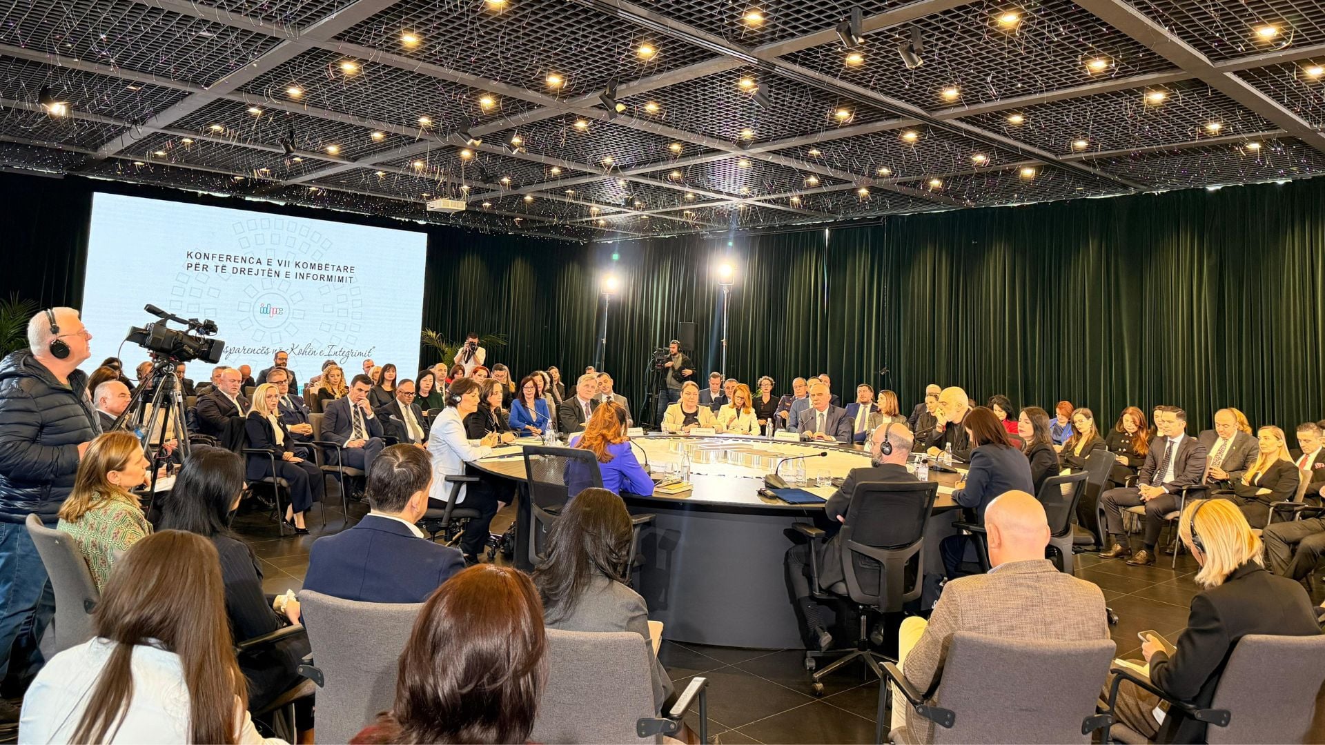 Konferenca e VII Kombëtare për të Drejtën e Informimit  komisioneri Dervishi  Transparenca  kusht për qeverisje të mirë dhe integrim evropian